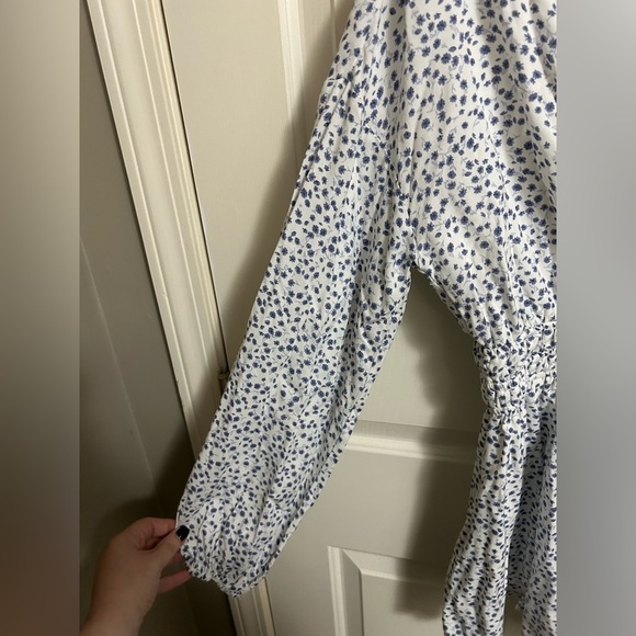 Altar’d State Blue & White Floral Deep V Romper Size Small - Picture 3 of 6